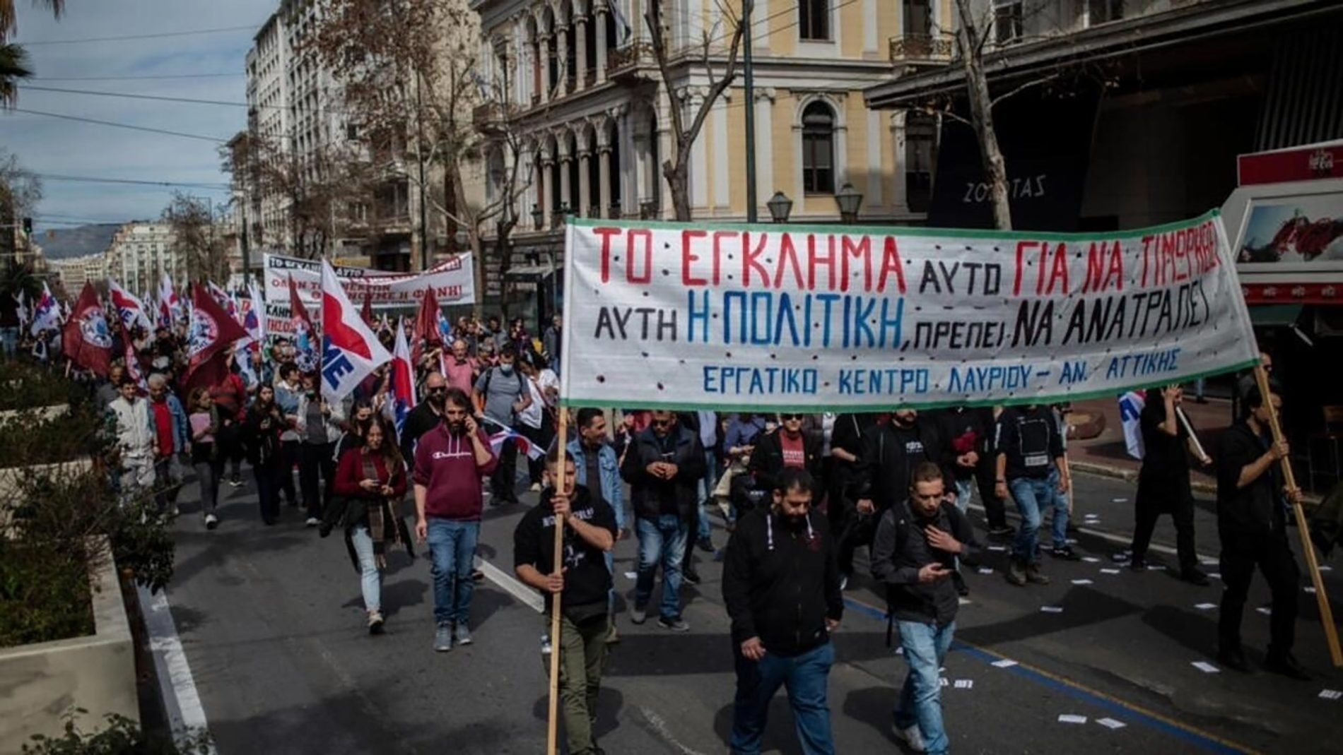 احتجاجات مستمرة في اليونان للمطالبة بتحقيق شامل في حادث القطارين