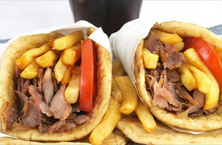 اليونان: الحرب تخرج البطاطس المقلية من قائمة المطاعم وتطال حتى السوفلاكي