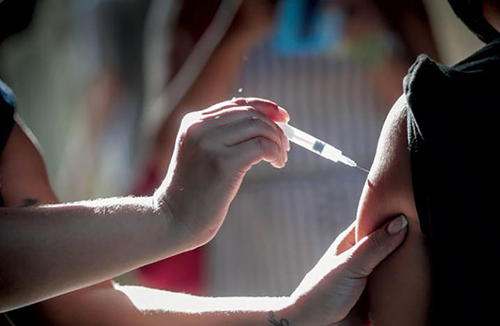 دراسة تثبت أن لا حاجة لتحديث اللقاحات لاستهداف «أوميكرون»