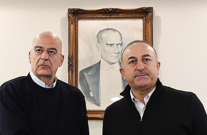 تشاووش أوغلو يعزي نظيره اليوناني بضحايا تصادم قطارين