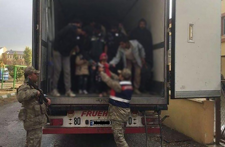 تركيا تضبط سوريين داخل حافلة على حدود اليونان