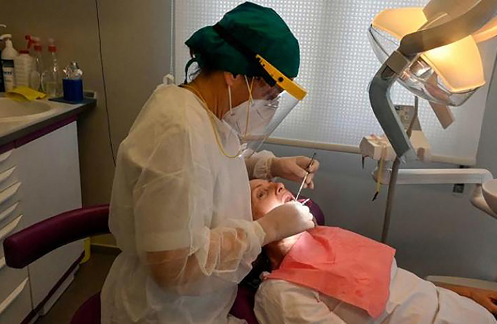 طبيبة أسنان: يمكننا اكتشاف الحمل من خلال الفم