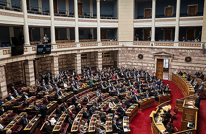 الحكومة اليونانية تنجو من تصويت على الثقة