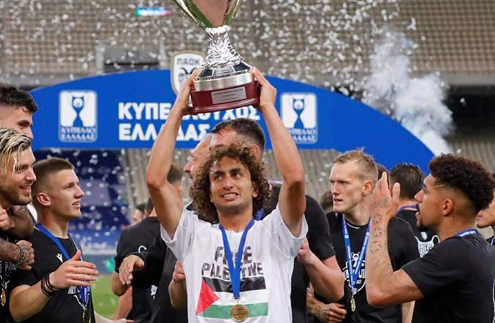 اللاعب المصري عمرو وردة يدعم فلسطين أثناء احتفاله بلقب كأس اليونان 