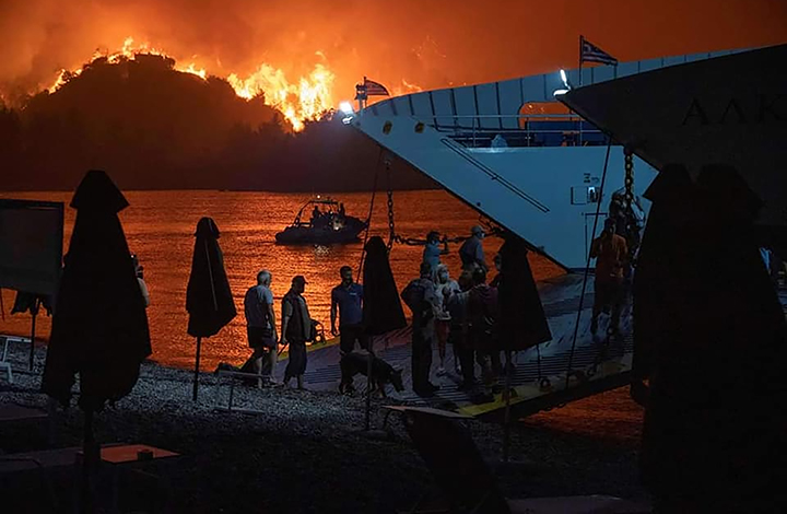 حرائق اليونان المتواصلة تجبر المئات على الفرار وتدمّر منازل ... وتحطم طائرة إطفاء