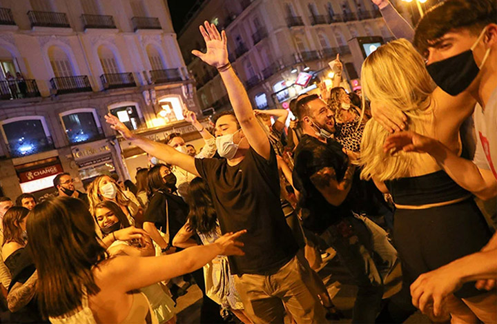 احتفالات شعبية كبيرة في إسبانيا بعد انتهاء حالة الطوارئ