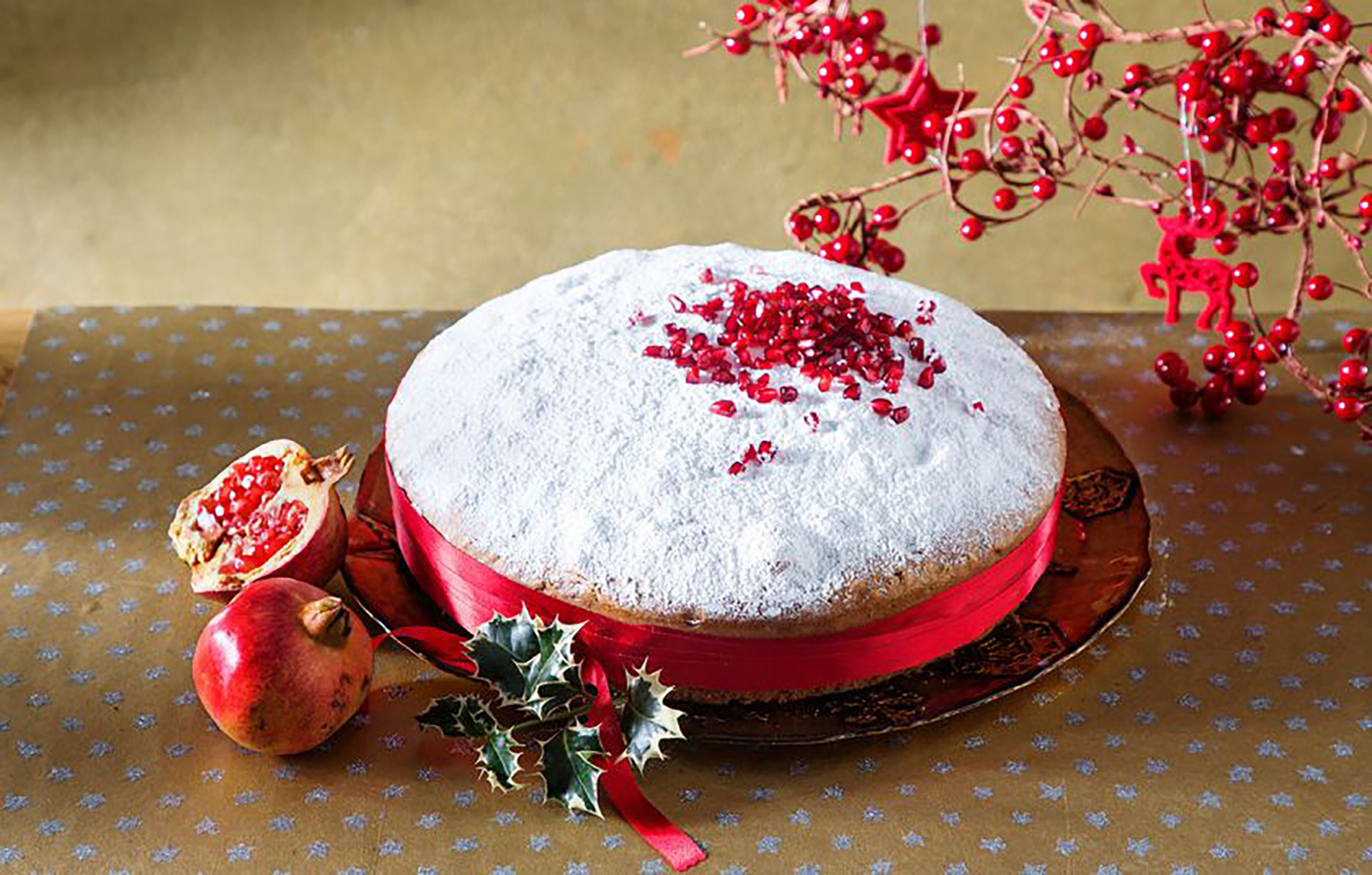 كيف يحتفل اليونانييون برأس السنة, ماعلاقة الرمان والكعكة وتقاليد أخرى