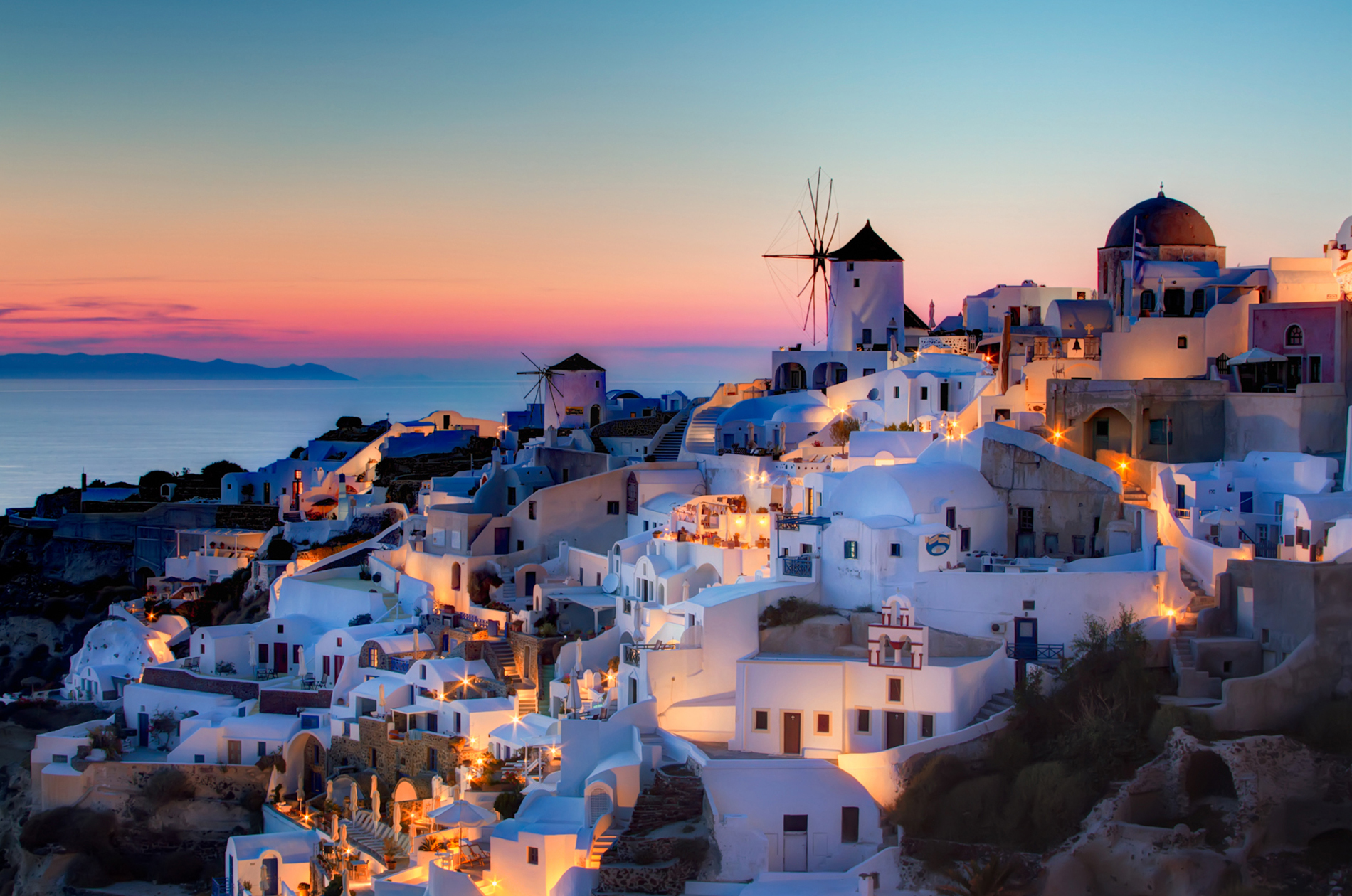 ما هي وجهة العطلات الكلاسيكية على البحر الأبيض المتوسط التي تقع فوق بركان حي باليونان؟