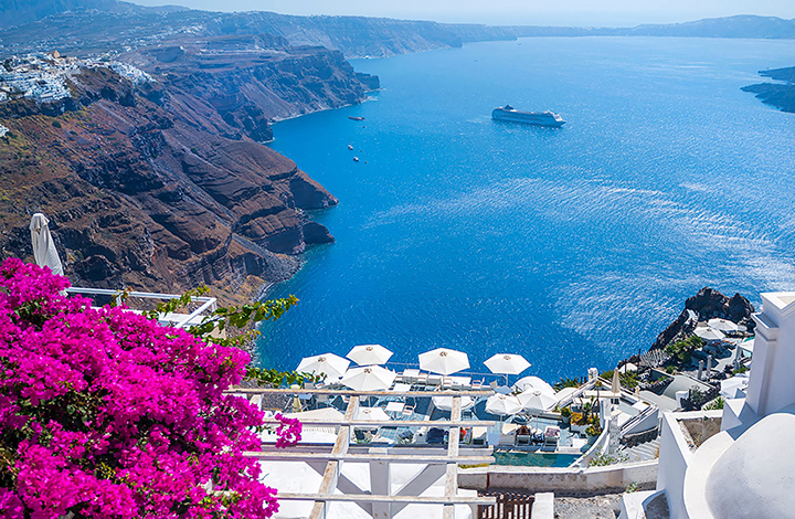 ما هي وجهة العطلات الكلاسيكية على البحر الأبيض المتوسط التي تقع فوق بركان حي باليونان؟