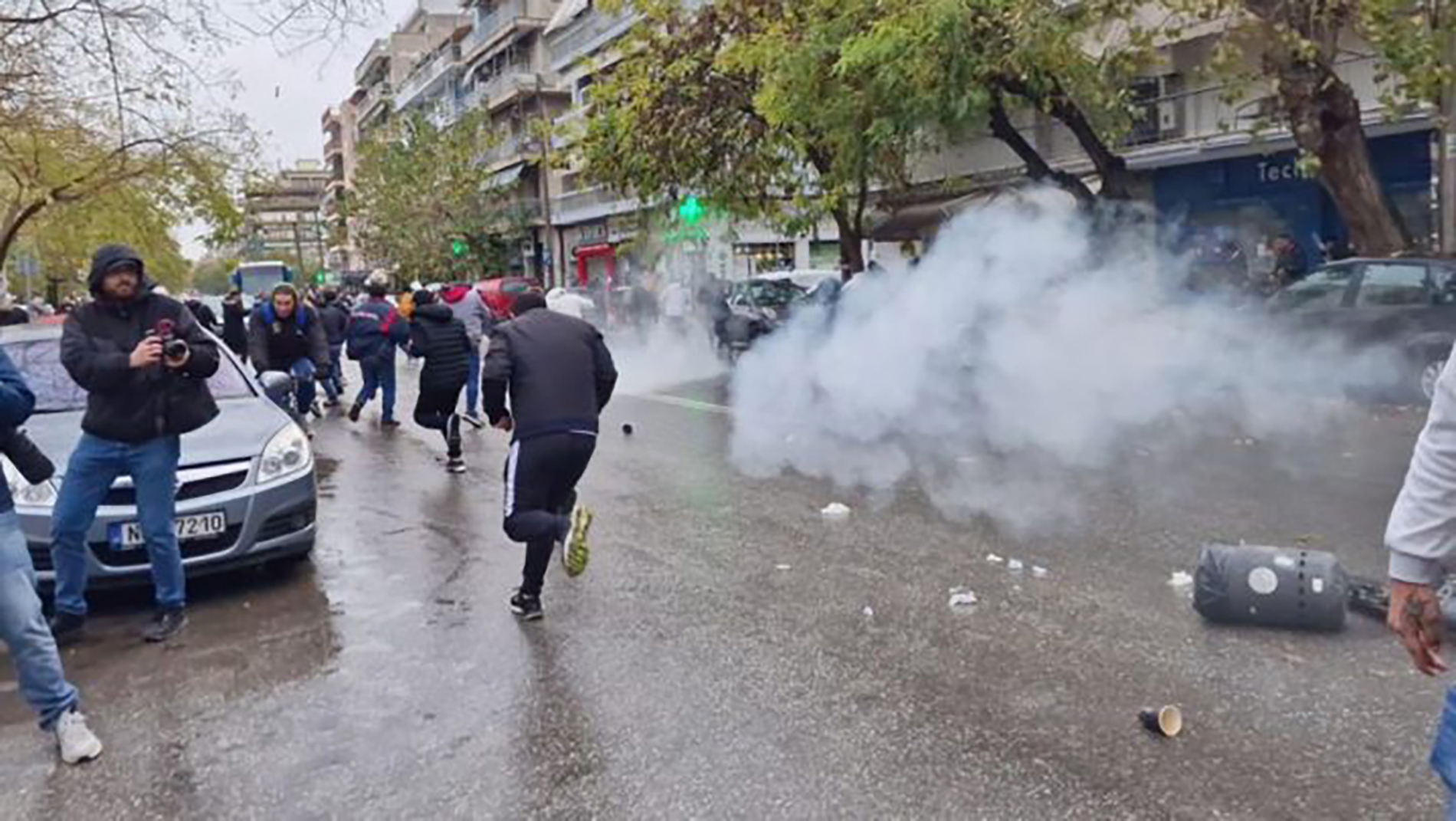 صدامات بين الشرطة ومحتجين في سالونيك باليونان عقب إطلاق الشرطة النار على فتى أثناء فراره من مطاردة 