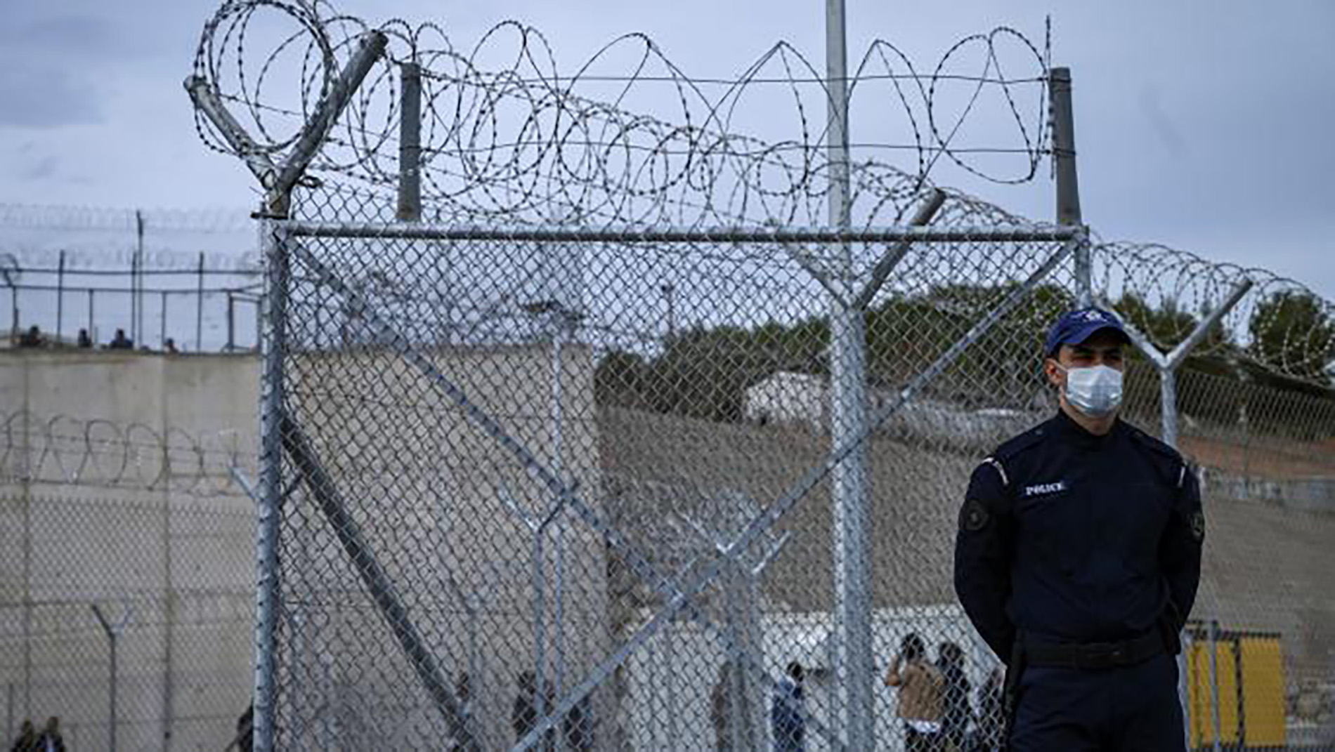 المفوضية الأوروبية تدعو اليونان إلى وقف عمليات إعادة المهاجرين
