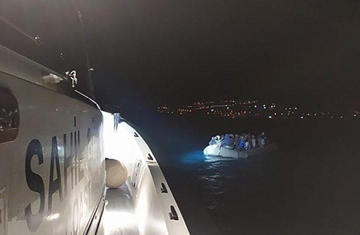متهة اليونان بإعادتهم. تركيا.. إنقاذ 135 مهاجرًا قبالة سواحل إزمير