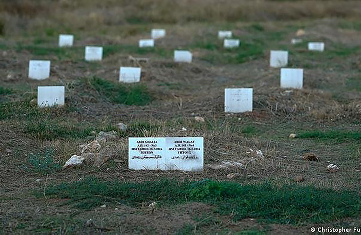 لاجئون في اليونان .. الدفن على حافات المقابر