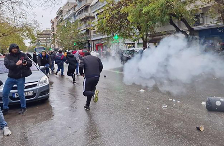 صدامات بين الشرطة ومحتجين في سالونيك باليونان عقب إطلاق الشرطة النار على فتى أثناء فراره من مطاردة 
