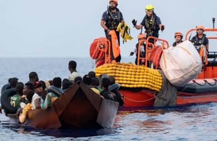 غرق مهاجر ووصول العشرات إلى اليونان من مدينة طبرق الليبية 