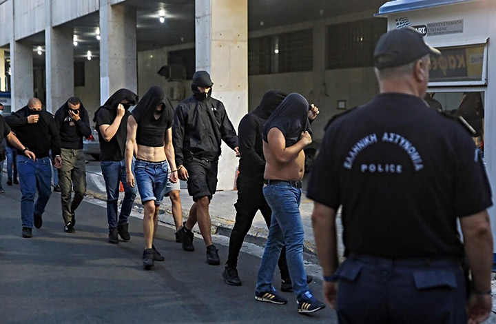 اليونان تعتقل 105 من مشجعي كرة القدم أحدثوا فوضى أودت بحياة شخص