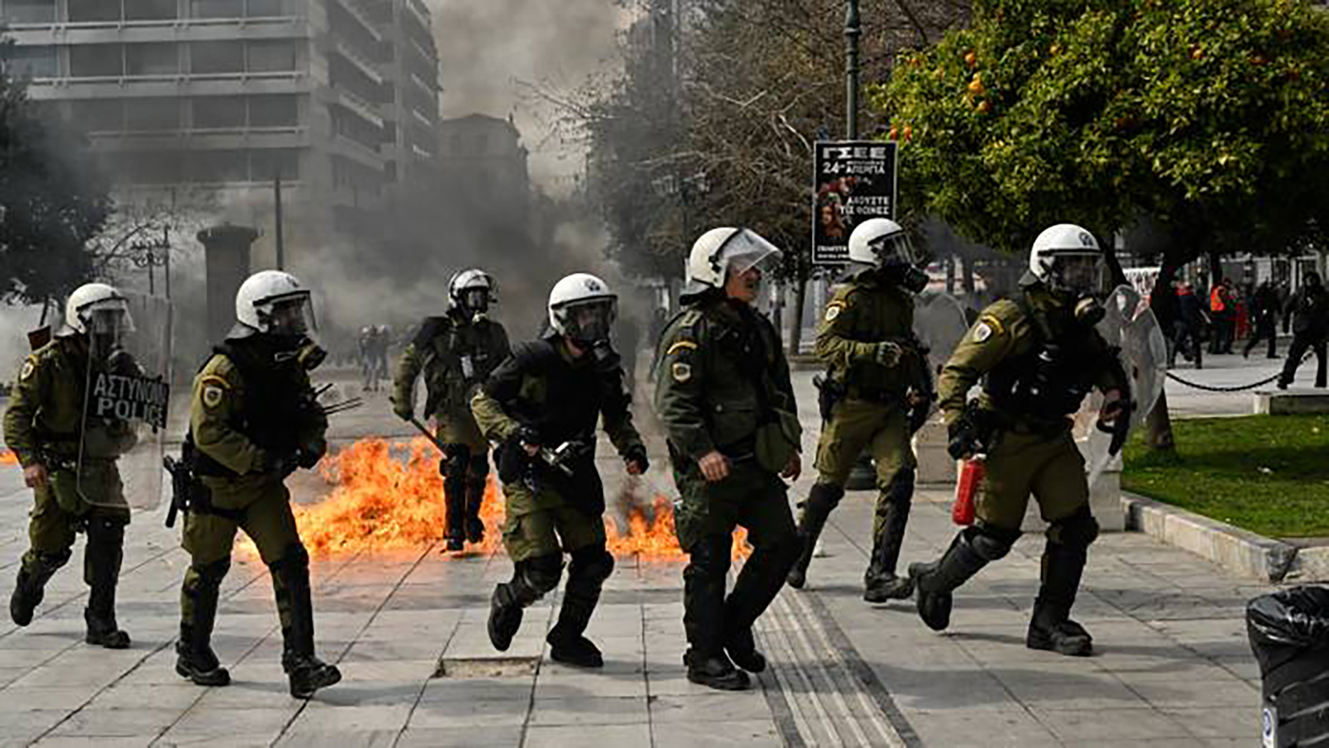 اليونان.. إقالة قائد الشرطة على خلفية التظاهرات احتجاجاً على حادثة القطار