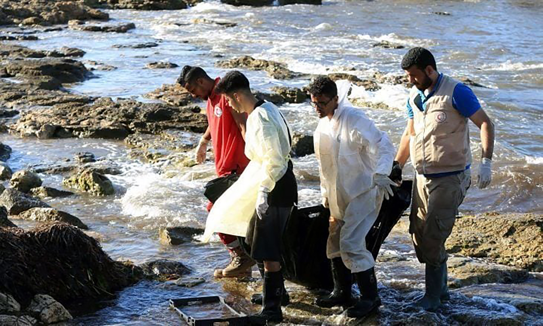 كانوا في طريقهم إلى إيطاليا.. انتشال عشرات الجثث لمهاجرين قبالة سواحل تونس