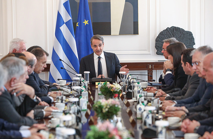 رئيس وزراء اليونان يعتذر عن حادث القطار ويتعهد بإصلاح قطاع السكك الحديدية