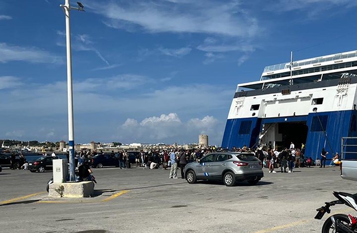 لايقل عن 400 مهاجر غير قانوني  يثيرون حالة فوضى  في ميناء رودوس 
