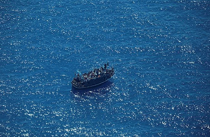 مصرع 3 مهاجرين بعد غرق قاربهم قبالة اليونان واختفاء قارب يقل 500 مهاجر بالبحر المتوسط