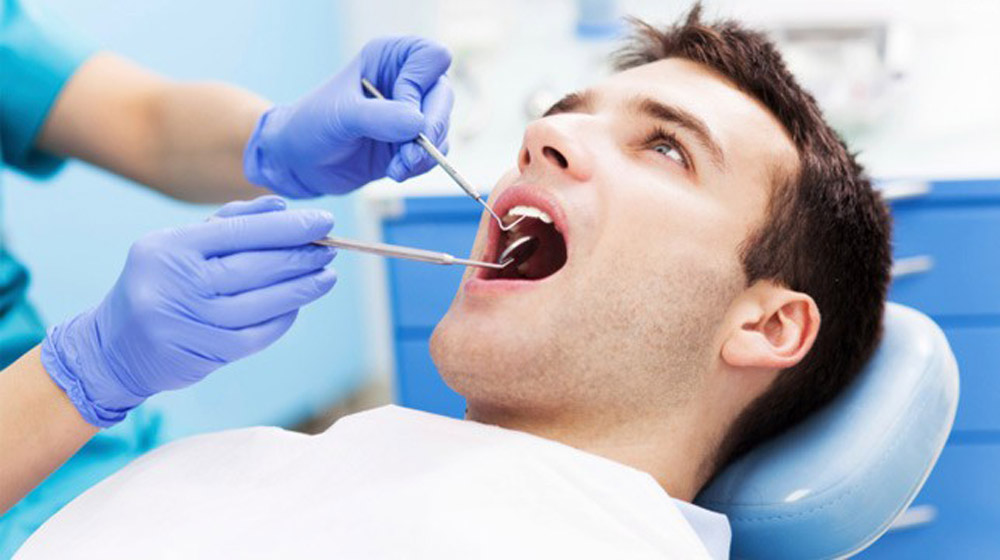 طبيب الأسنان محمد أبوحسين